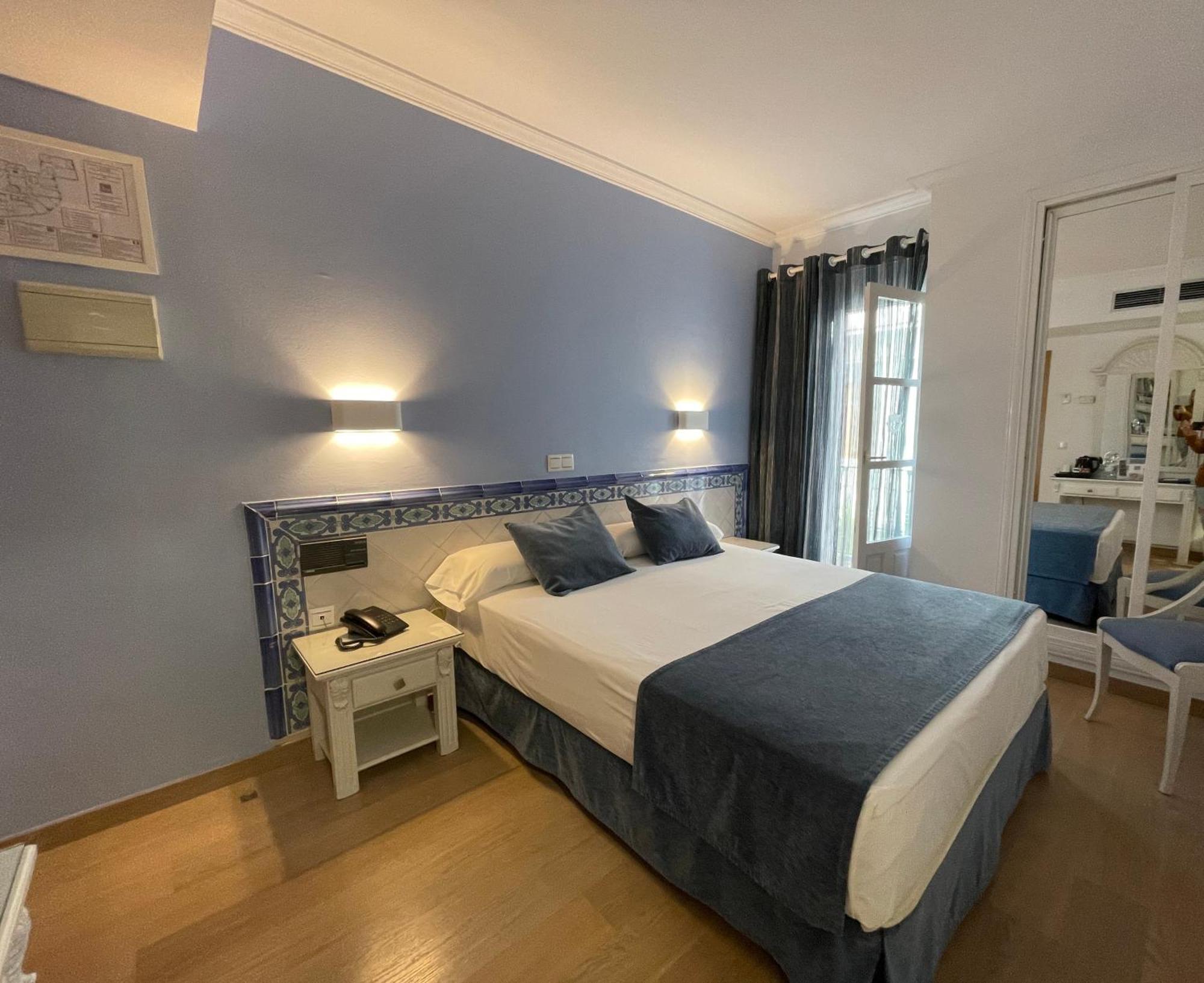 Hotel Plaza Cavana Нерха Экстерьер фото