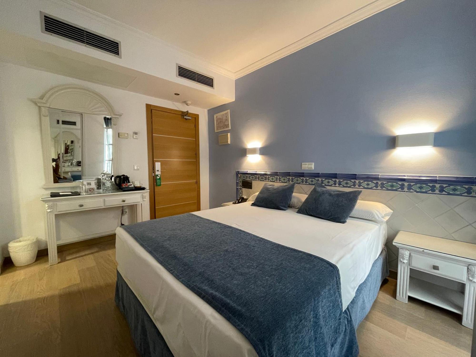Hotel Plaza Cavana Нерха Экстерьер фото